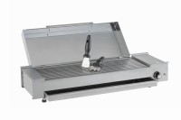Abbildung zeigt den aufgeklappten Rostgrill mit Zubehör auf der Grillfläche. Der Hintergrund ist weiß. Abbildung zeigt den aufgeklappten Rostgrill mit Zubehör auf der Grillfläche. Der Hintergrund ist weiß.