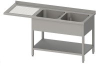 Auf der Abbildung ist der Spültisch in einer Ansicht von vorne aus leicht erhöhter seitlich versetzter Position zu sehen. Der Auf der Abbildung ist der Spültisch in einer Ansicht von vorne aus leicht erhöhter seitlich versetzter Position zu sehen. Der Hintergrund ist durchgehend weiß.