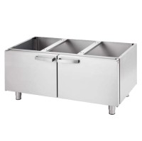 Abbildung des 1200mm breiten Edelstahl-Unterschranks mit Flügeltüren. Der Hintergrund ist weiß. Die Perspektive ist Abbildung des 1200mm breiten Edelstahl-Unterschranks mit Flügeltüren. Der Hintergrund ist weiß. Die Perspektive ist isometrisch von vorne oben.