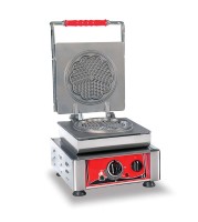 Das Waffeleisen für Herzwaffeln ist von oben-vorne zu sehen. Es ist aufgeklappt, so dass die Backplatte gut sichtbar ist. Der Das Waffeleisen für Herzwaffeln ist von oben-vorne zu sehen. Es ist aufgeklappt, so dass die Backplatte gut sichtbar ist. Der Hintergrund ist weiß.