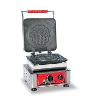 Abbildung des Waffeleisens von vorne-oben. Das Gerät ist aufgeklappt und die Backplatte gut sichtbar. Hintergrund ist weiß. Abbildung des Waffeleisens von vorne-oben. Das Gerät ist aufgeklappt und die Backplatte gut sichtbar. Hintergrund ist weiß.