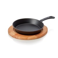 Bratpfanne | Servierpfanne EisenStil, mit Holzuntersetzer, Ø 200 mm, Gußeisen emailliert Bratpfanne | Servierpfanne EisenStil, mit Holzuntersetzer, Ø 200 mm, Gußeisen emailliert