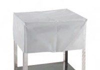 Abbildung zeigt die Abdeckhaube im Einsatz über einem nicht näher spezifizierten Gerät. Der Hintergrund ist weiß. Abbildung zeigt die Abdeckhaube im Einsatz über einem nicht näher spezifizierten Gerät. Der Hintergrund ist weiß.