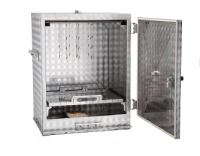 Abbildung des Räucheraufsatzes mit geöffneter Tür in der frontalen Ansicht mit weißem Bidhintergrund. Abbildung des Räucheraufsatzes mit geöffneter Tür in der frontalen Ansicht mit weißem Bidhintergrund.